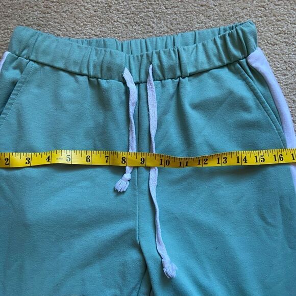 sports set does not have a size but fits S - Picture 6 of 6